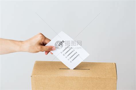 投票选举公民权利人民用投票投票选笔来接近男的手高清图片下载-正版图片300616612-摄图网