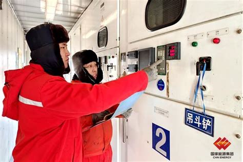 高温下的铁路民警：消防巡检保障暑运安全-新华网重庆频道