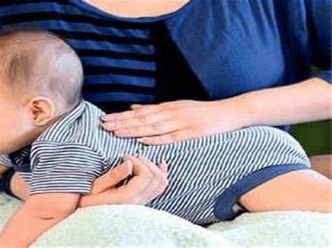 盘点新生儿拍嗝的三种方法，掌握正确姿势和技巧很关键_家庭医生在线