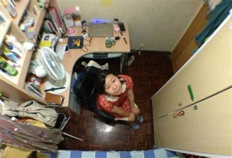 真实的香港“蜗居”生活，四平米房间住四人，厕所厨房合并一起