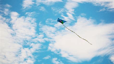 4K实拍天空蓝天下放飞的风筝视频素材mov格式视频下载_正版视频编号3560312-摄图网