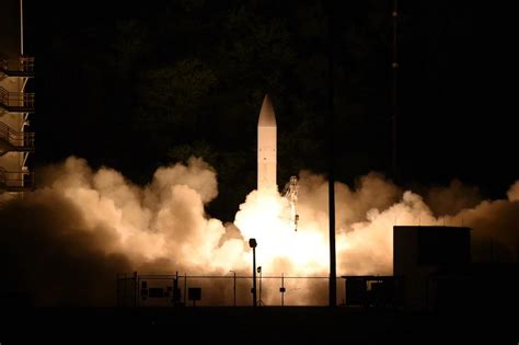 美国高超音速导弹首次测试 快速打击竞赛升级__凤凰网