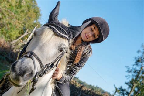 一位骑着白马的年轻女人肖像高清图片下载-正版图片307215478-摄图网