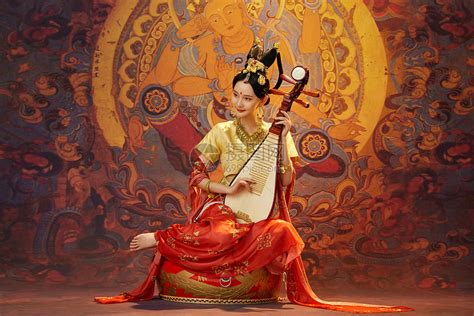 弹奏琵琶的西域女人 高清图片下载-正版图片501770099-摄图网