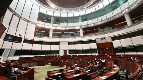 香港立法会通过公职人员宣誓安排修例 4人将丧失议员资格_凤凰网