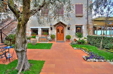 位于意大利Sirmione的典型意大利式房子的餐厅入口处高清图片下载-正版图片502839766-摄图网