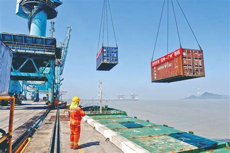 万吨巨轮离港，临港产业升级！乐清湾港区首条集装箱内贸干线开通-港口网
