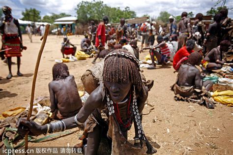 安哥拉土著妇女佩戴厚重项链并用牛粪做发型