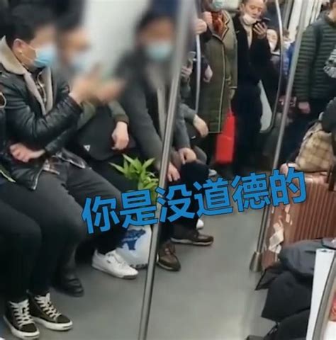 “你就是没道德”,上海一男子因太累没让座,遭70岁大爷怒批|道德|老大爷|年轻人_新浪新闻