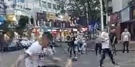 内地游客香港被杀 警方押疑犯现场重组案情_手机凤凰网