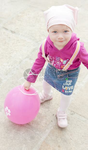 拿着粉红色气球的蹒跚学步的孩子高清图片下载-正版图片507005164-摄图网