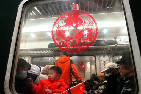 温暖回乡路！春运首日，北京首趟列车今晨从西站发车_京报网