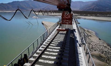 First 500-meter-long steel rail successfully laid on ballastless tracks of Lhasa-Nyingchi ...