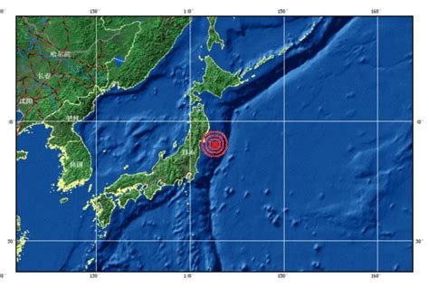 日本发生8.8级特大地震，由地震引发的 海啸高达13英尺。图为海啸冲击日本沿海地带瞬间。