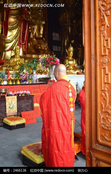 正在拜佛的红衣寺庙主持高清图片下载_红动中国
