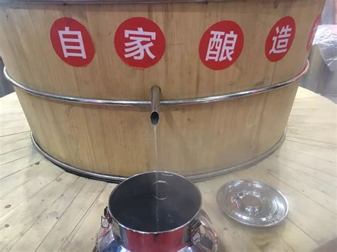文王贡酒在酒博会现场酿酒，让消费者零距离体验自家酿造。