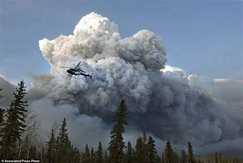 加拿大林火摧毁城区画面_手机凤凰网