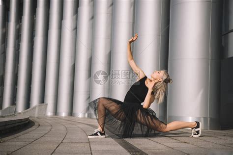 身穿黑裙子的年轻漂亮的芭蕾舞女郎高清图片下载-正版图片503524658-摄图网