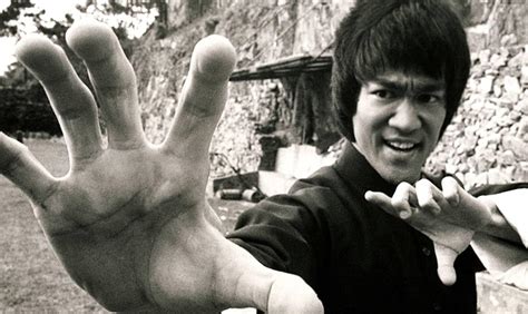 李小龙在香港电影圈的发展优势，除了他本人是一名格斗武术家外
