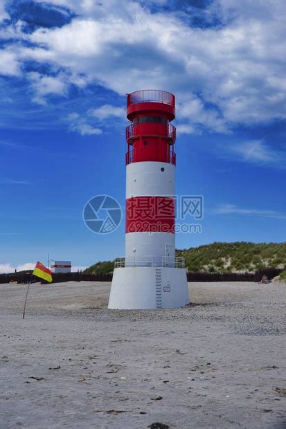 海岛沙丘上的红白小灯塔黑尔戈兰德国蓝天高清图片下载-正版图片504220686-摄图网