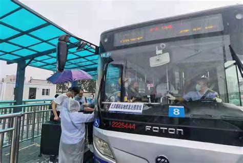 公交部门在北京朝阳站加车为乘客撑伞保顺利出行-千龙网·中国首都网