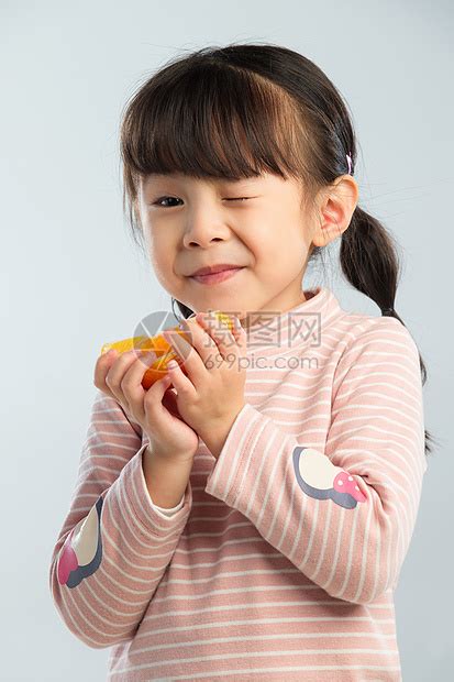 小女孩吃小吃高清图片下载-正版图片507427219-摄图网
