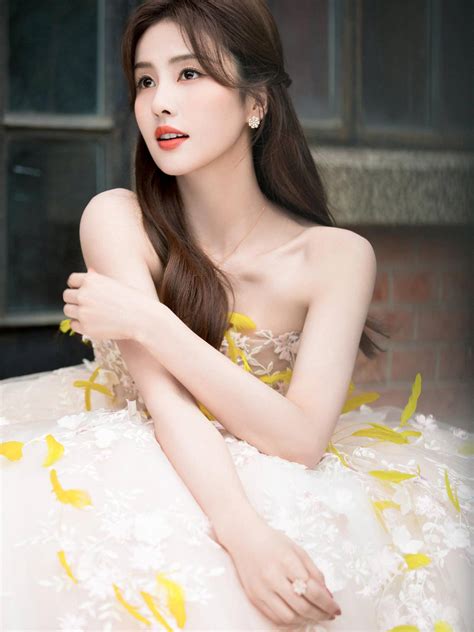 大胸美女白色小内裤写真手机壁纸