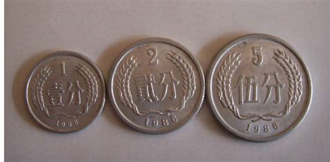 一元硬币手图片