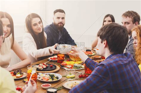 朋友吃饭在家晚宴上吃饭年轻人互相高清图片下载-正版图片502770456-摄图网