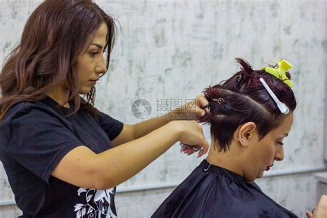 美发沙龙女人理发理发师在工作高清图片下载-正版图片506719593-摄图网