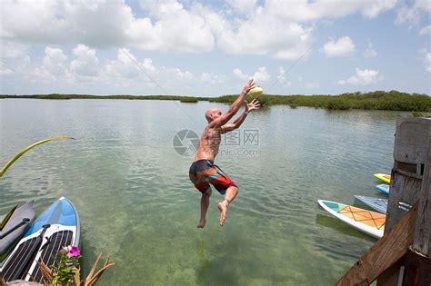成年男子跳入水中高清图片下载-正版图片501881607-摄图网