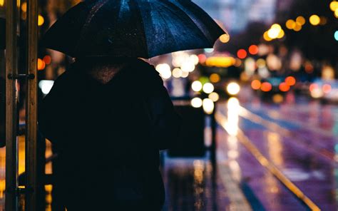 一个人雨中撑伞的孤独背影伤感桌面壁纸图片(2)_配图网
