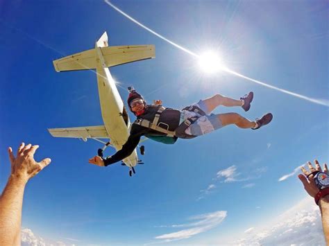 跳伞队工作队形图片-空中的跳伞运动员素材-高清图片-摄影照片-寻图免费打包下载