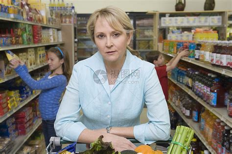 单身母亲与儿子和女儿一起购物收腰过道食品女孩购物车成人单亲妈妈工业超市高清图片下载-正版图片321881994-摄图网