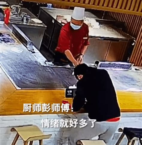 近日，武汉一95后程序员深夜在餐厅突然崩溃，称连续加班半个月并边打电话边流泪，随后厨师一举动