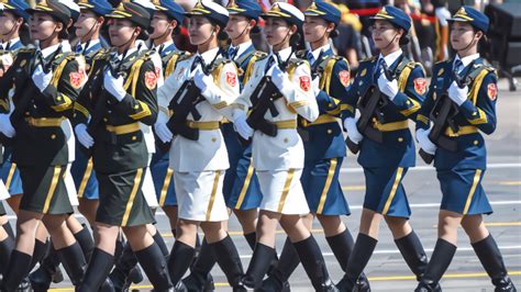 中国阅兵式配上《亮剑》主题曲，中国军人的霸气真是震撼了外国人