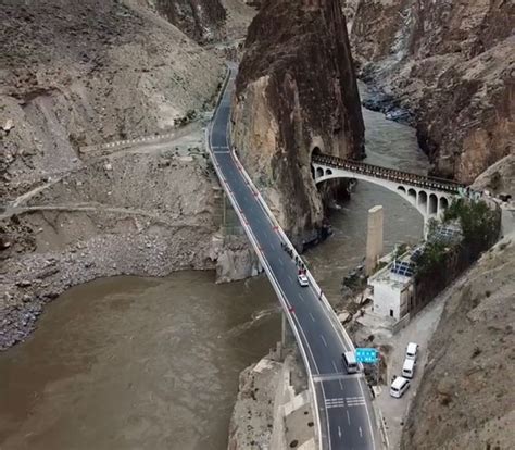 云南怒江大峡谷怒江大桥，318国道上的最美路段 - 必经地旅游网
