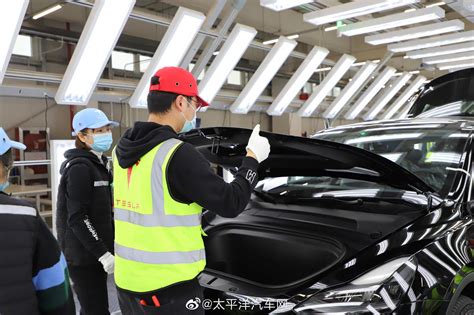 实拍：特斯拉上海工厂里每个工人都戴着特斯拉定制鸭舌帽……-新浪汽车