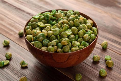 Salted green peas in wooden bowl on the table, Healthy snack 3086236 ...