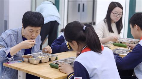 学生中餐这件事——让学生吃得放心、舒心、安心