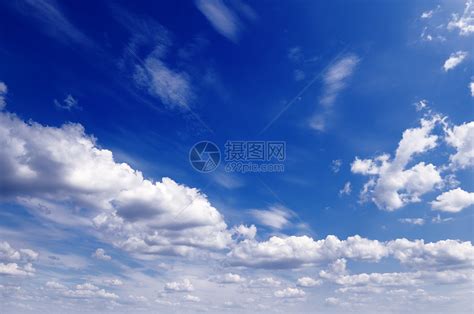 夏季天空背景云蓬乱白浅天蓝色。美丽的自然天气室外空气和蓝天白云在清新的一天。