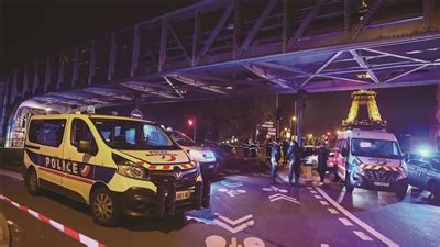 都市快报-巴黎埃菲尔铁塔附近桥上 发生持刀袭击事件1死2伤
