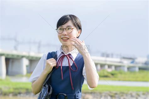 亚洲高中女生穿着校服在高清图片下载-正版图片503852768-摄图网