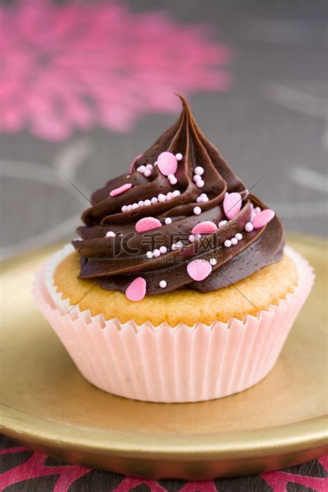 粉色巧克力蛋糕高清摄影大图-千库网