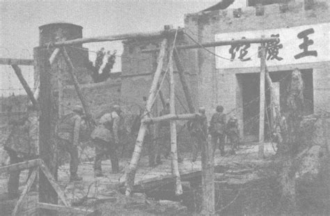 1944年6月，冀中部队攻克天津市以西敌据点王庆坨。图为八路军通过吊桥进入王庆坨-中国抗日战争-图片
