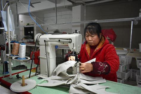 内黄县亳城镇：服装工厂开在家门口，挣钱不用往外走