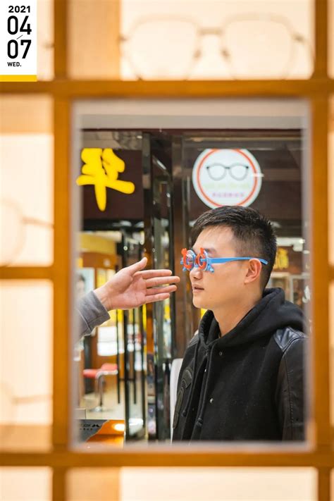 上海开眼镜店10年的老板，这条街全是眼镜店，现在这行生意好做吗_腾讯视频
