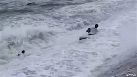 青岛2名游客被海浪卷入海中 一人遇难-爱卡汽车网论坛