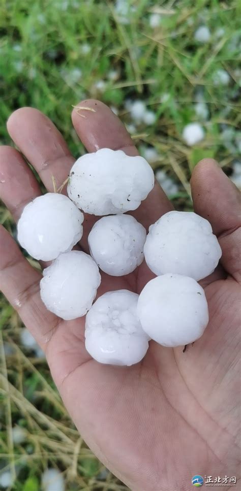 为什么夏天冰雹更多？山西遇冰雹极端天气，在道路上积压了30厘米_气流_雪花_水汽