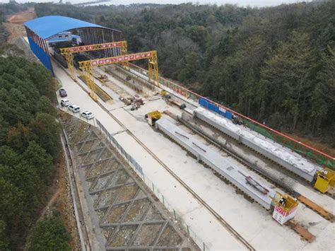 荆州岳阳正修建一条1700亿城际铁路，沿途设13站，2018年底通车